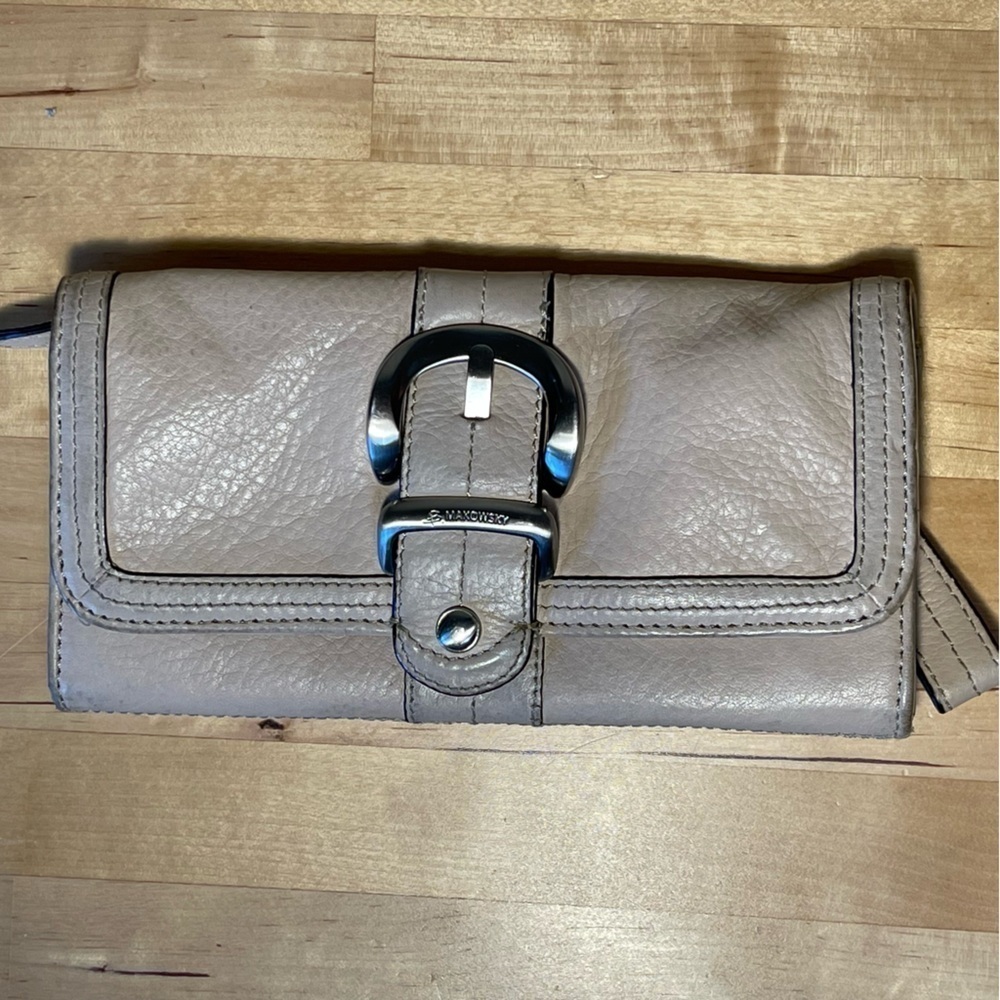 B. Makowsky Leather Wallet Flap Closure Organizer Cream Leather Silver Hardware